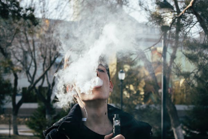 Persona fumando. //Foto: Pexels.