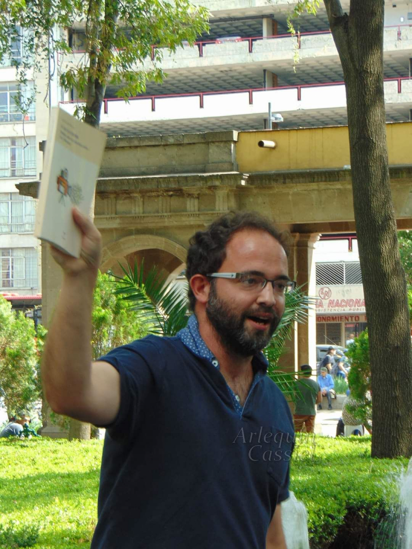 Julio Martínez, durante una de las subastas de libros.
