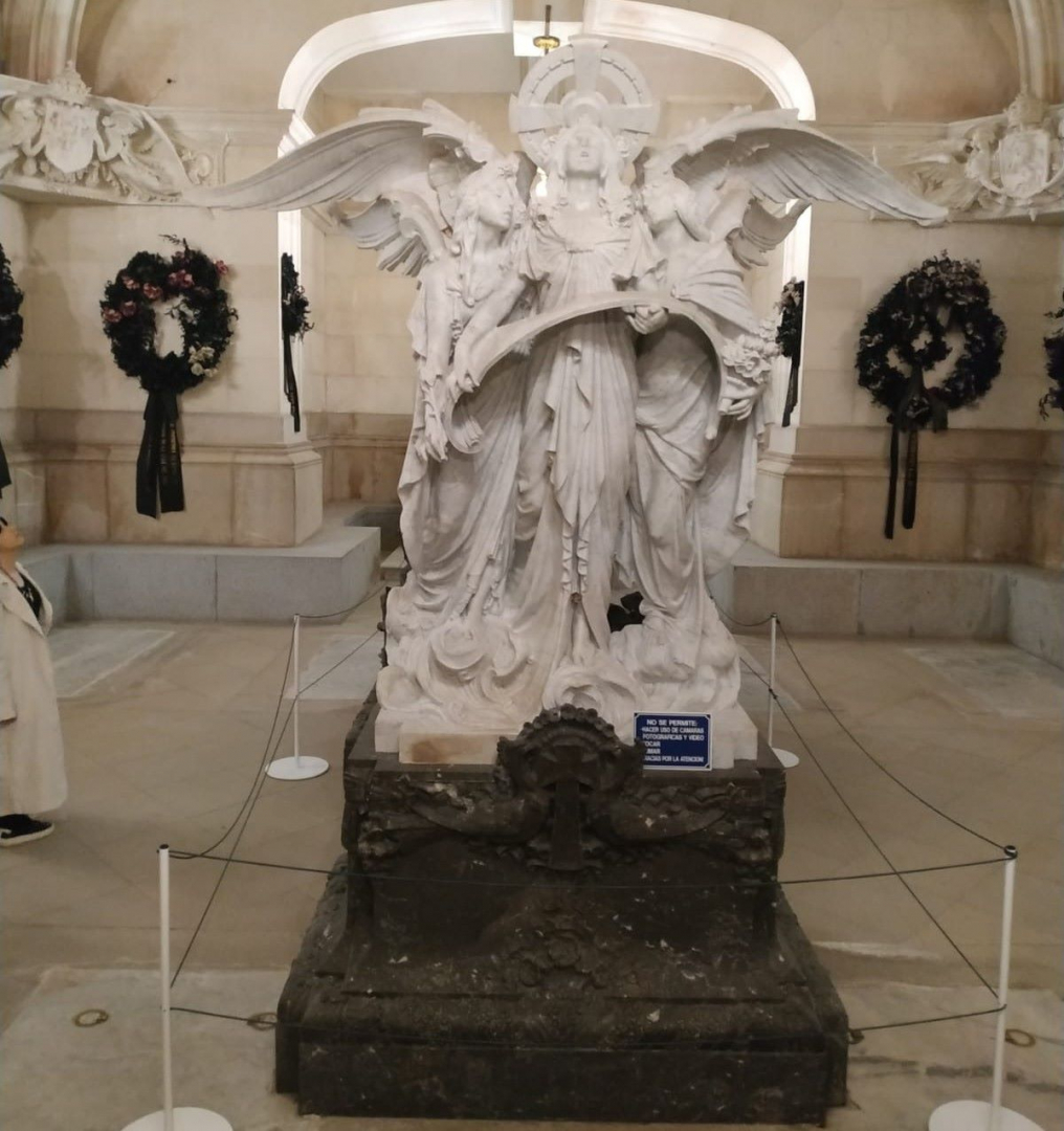 Uno de los ángeles le valió al escultor un premio de en la Exposición Nacional de Bellas Artes de 1920.