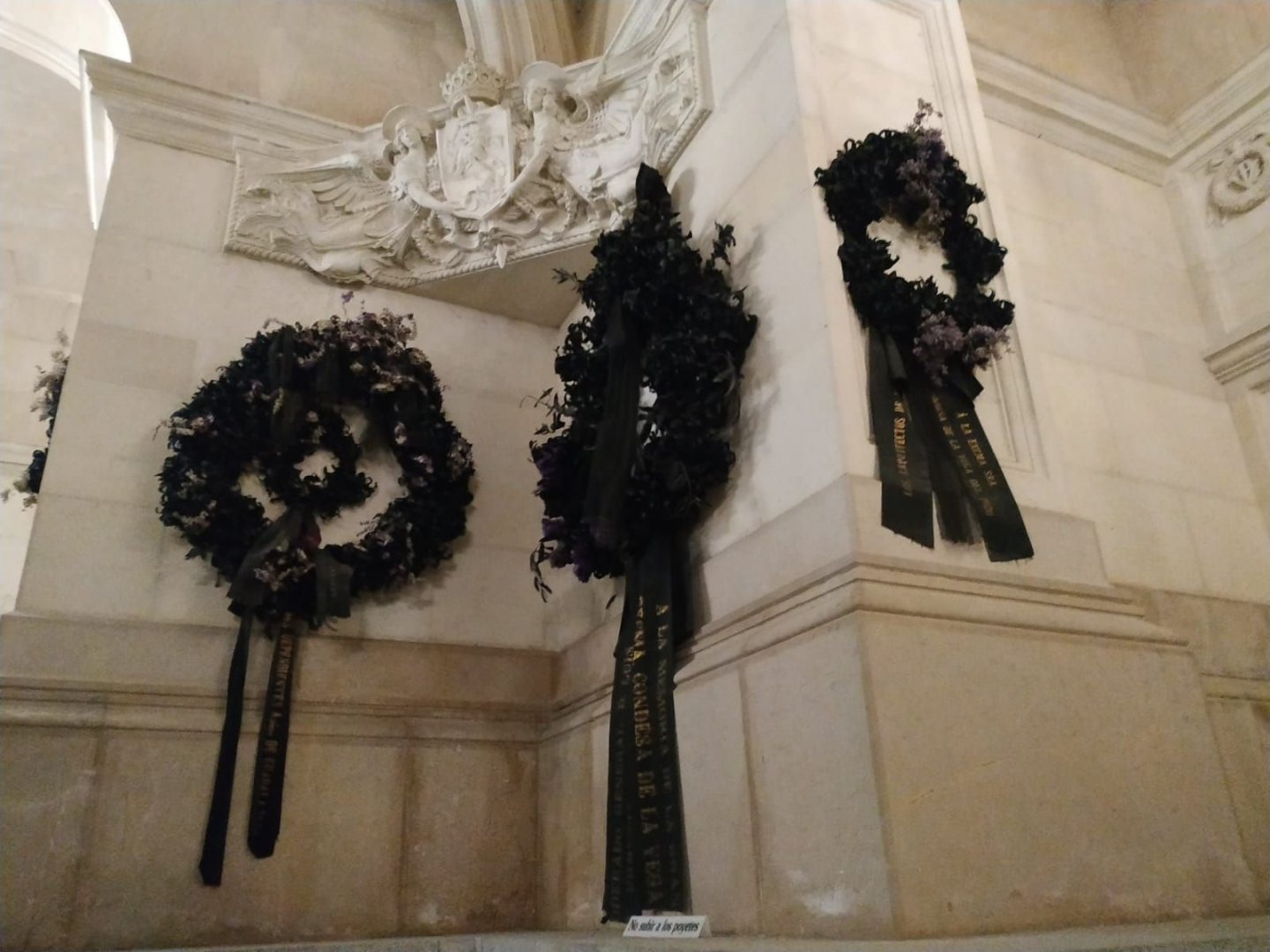 Las coronas están confeccionadas con plumas teñidas y flores de tela.