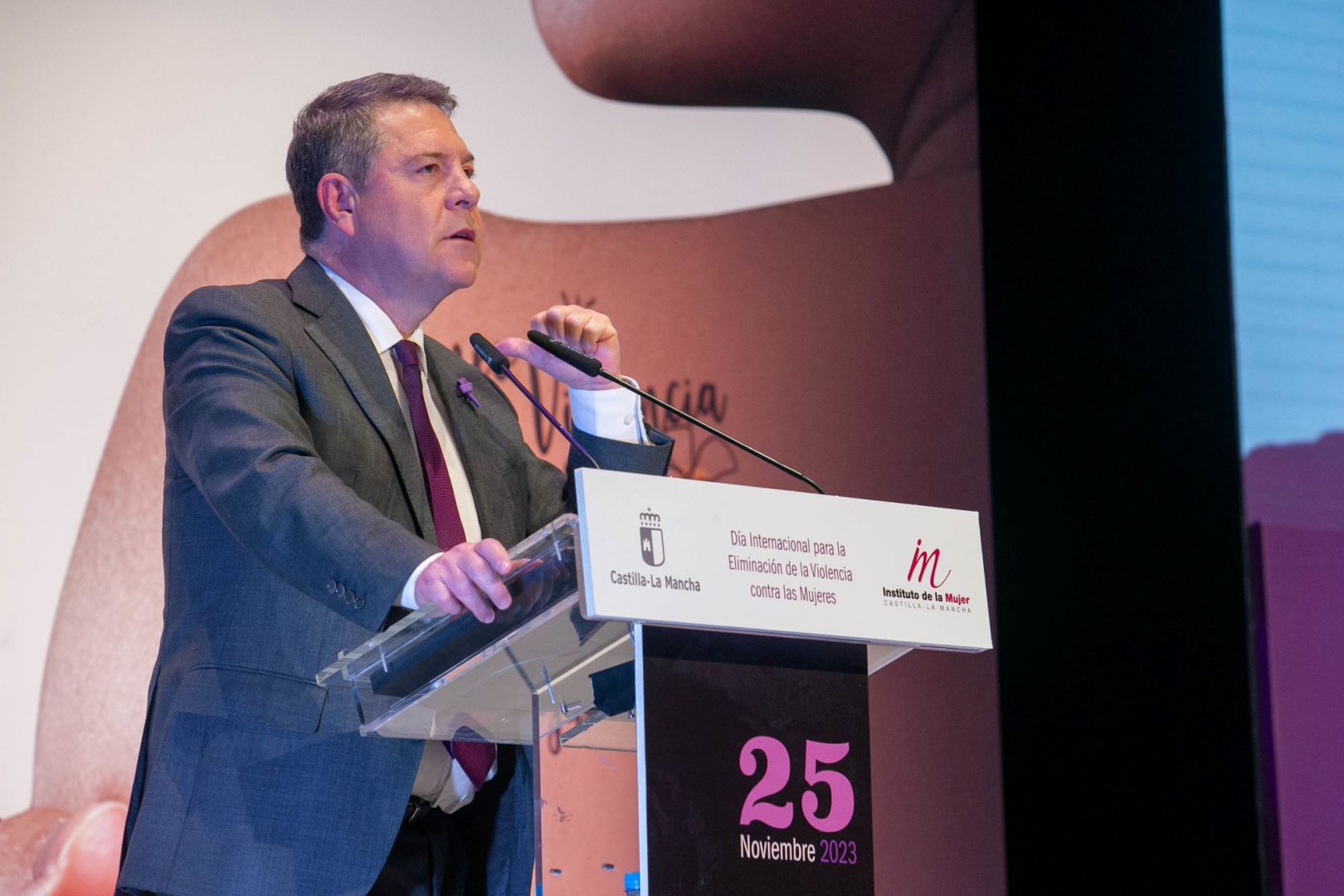 El presidente de Castilla-La Mancha, durante su intervención en el acto institucional del 25N//Imagen: JCCM.