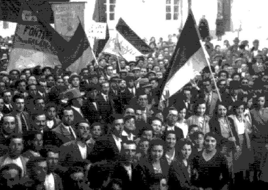 Mujeres en la manifestación que el 15 de abril de 1931 recorrió las calles de Guadalajara celebrando el triunfo republicano. Fuente: Archivo Alfonso Reyes 