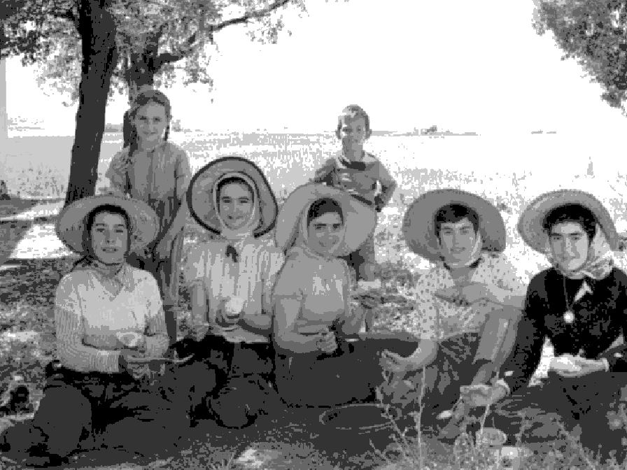 Un grupo de segadoras, durante la comida en el tajo. Museo González Santana