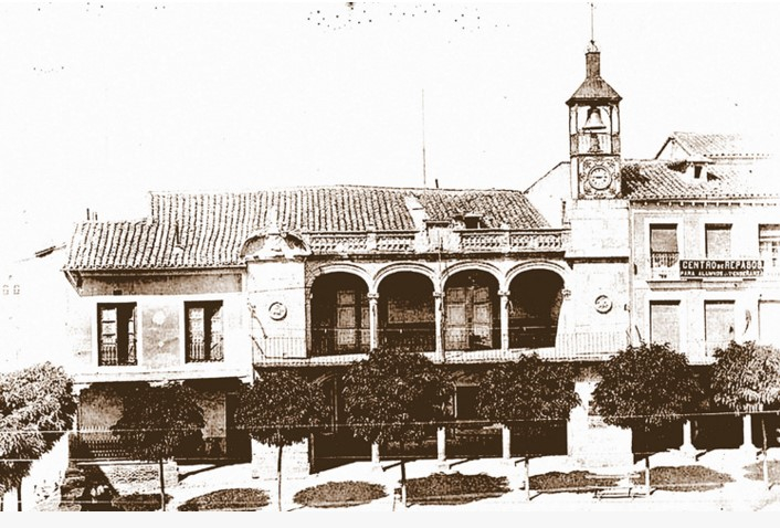 Fotografía del antiguo edificio del Ayuntamiento de Guadalajara, desde cuyas galerías fue proclamada la I República el 13 de febrero de 1873. Procedencia fotografía: desconocida