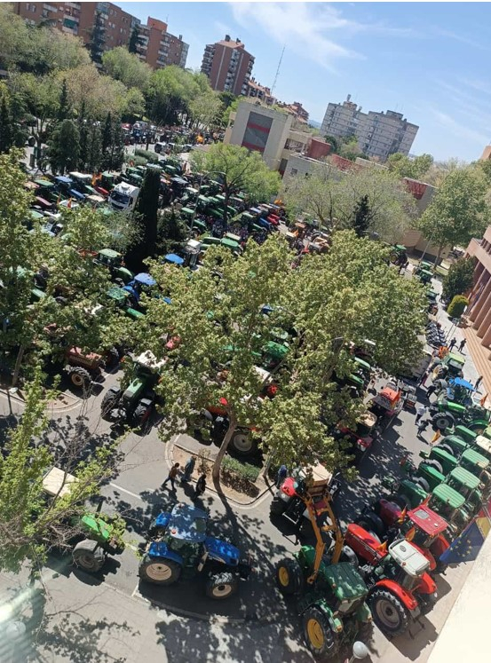 Tractores frente a la Delegación de Agricultura de Guadalajara//Fuente: Guadalajara red . @tractorada