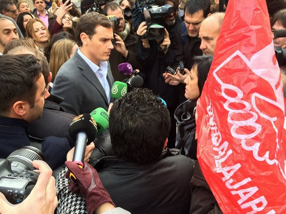 Laura, junto a la bandera de UGT, durante una de las primeras huelgas en la Logística en 2015. Los huelguistas llamaron la atención de Albert Rivera, durante un acto de Ciudadanos.