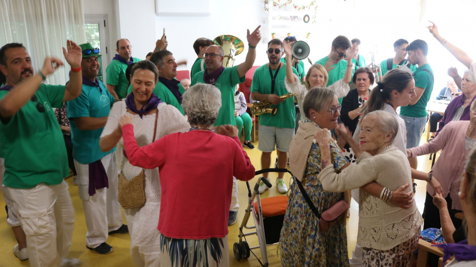 La charanga de la peña La Amistad, en la Residencia de Mayores El Balconcillo.