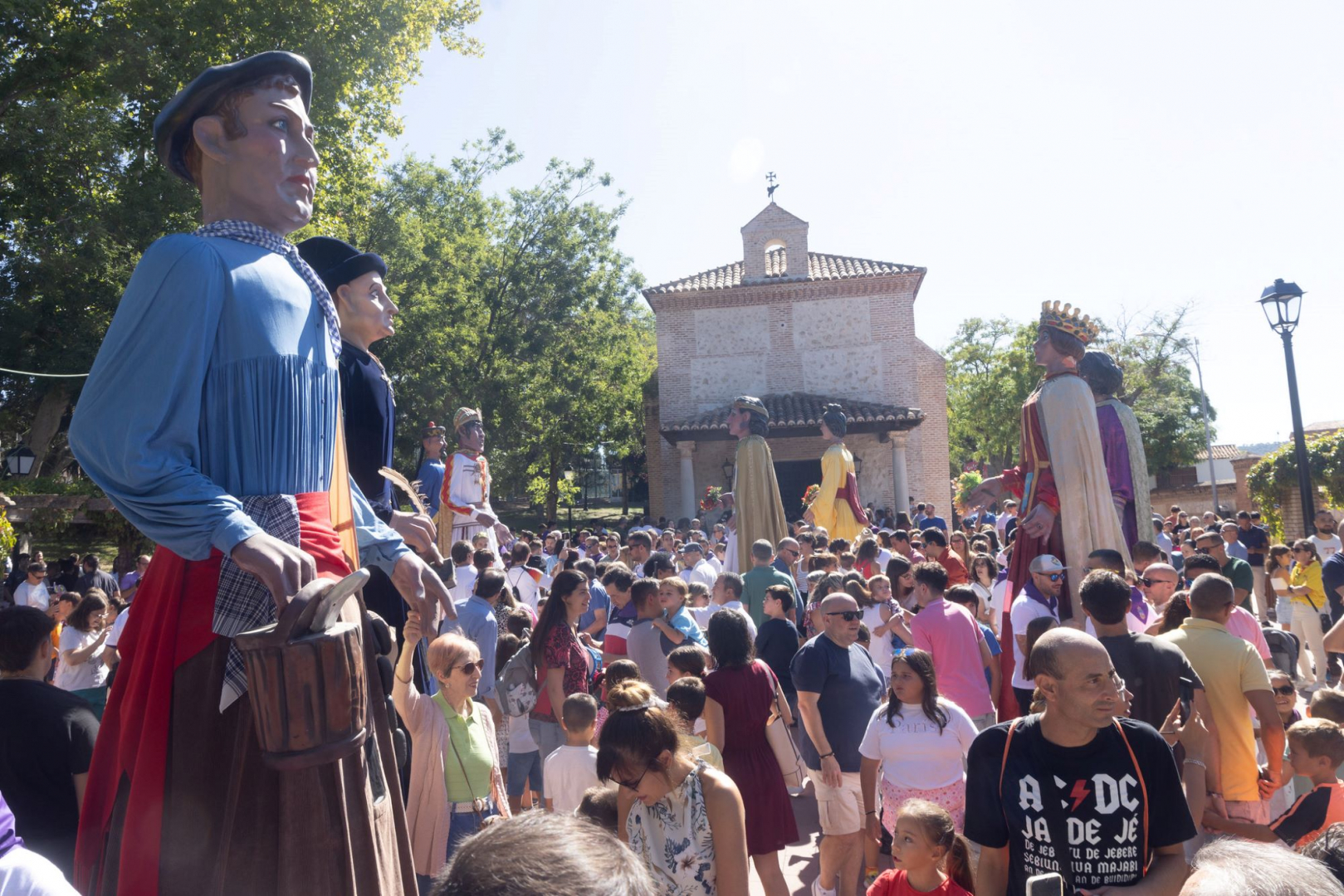Desfile de Gigantes y Cabezudos.
