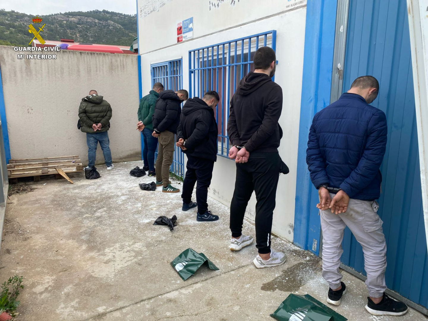Seis de los detenidos en la nave del polígono industrial de Almonacid//Imagen: Guardia Civil de Guadalajara. 