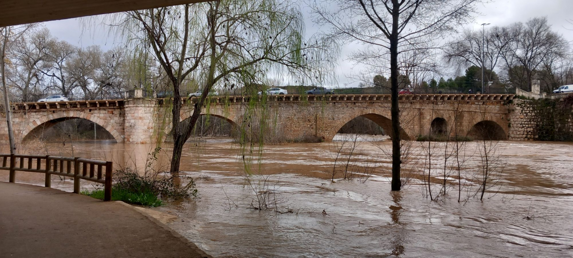 El agua, muy cerca del nivel superior de los ojos del Puente Árabe.