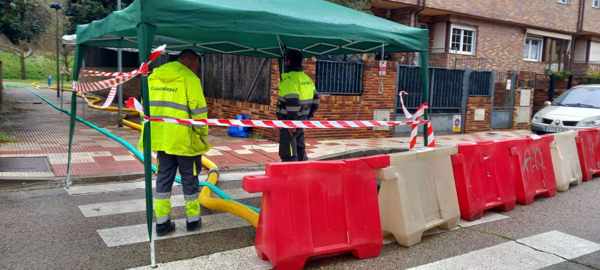 Guadalagua trabaja esta mañana en la zona de La Chopera aliviando el colector.