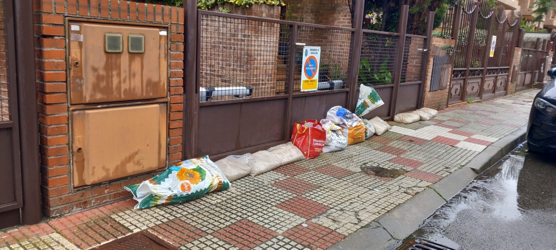 Algunos vecinos han colocado sacos de arena a la entrada de sus garajes.