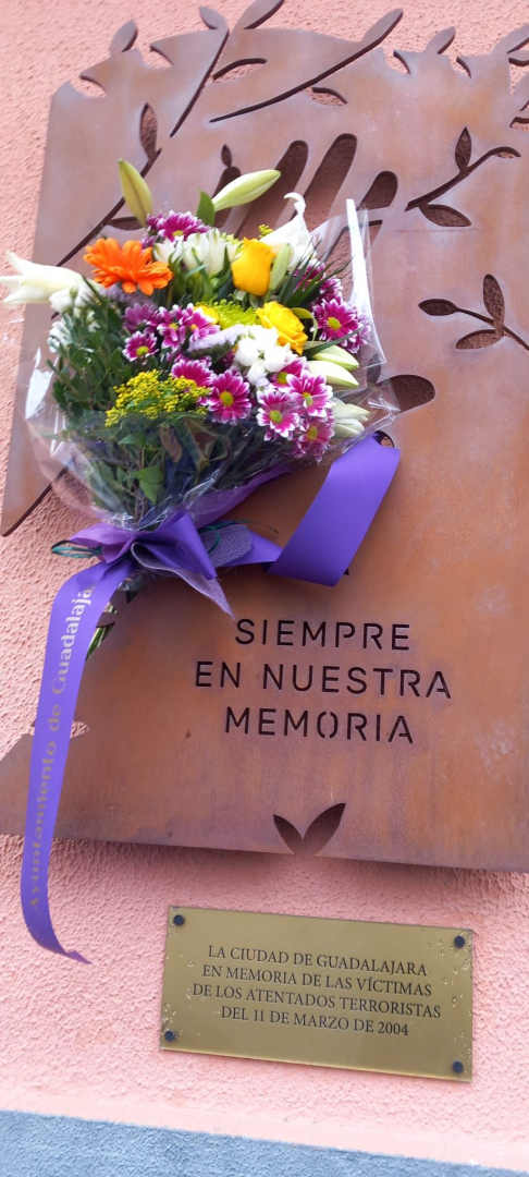 Ramo depositado por el Ayuntamiento en la estación de Renfe.