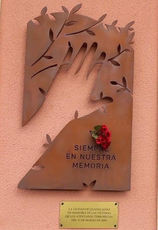Escultura dedicada a las víctimas del 11M en la estación de Cercanías de Guadalajara.