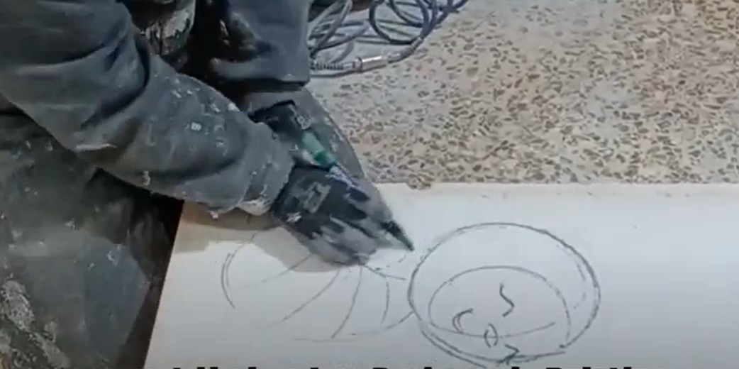 Un momento del diseño de una de las abejas-ninot en Paiporta//Imagen: Youtube Laura Domínguez.