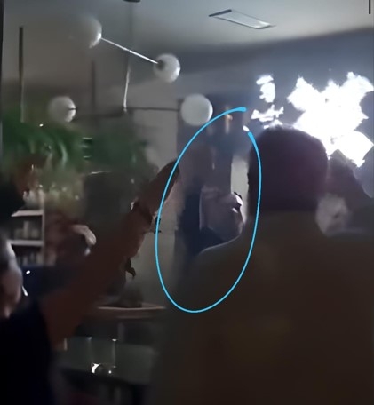 Imagen congelada del vídeo, en la que aparece Jaime Celada, brazo en alto.