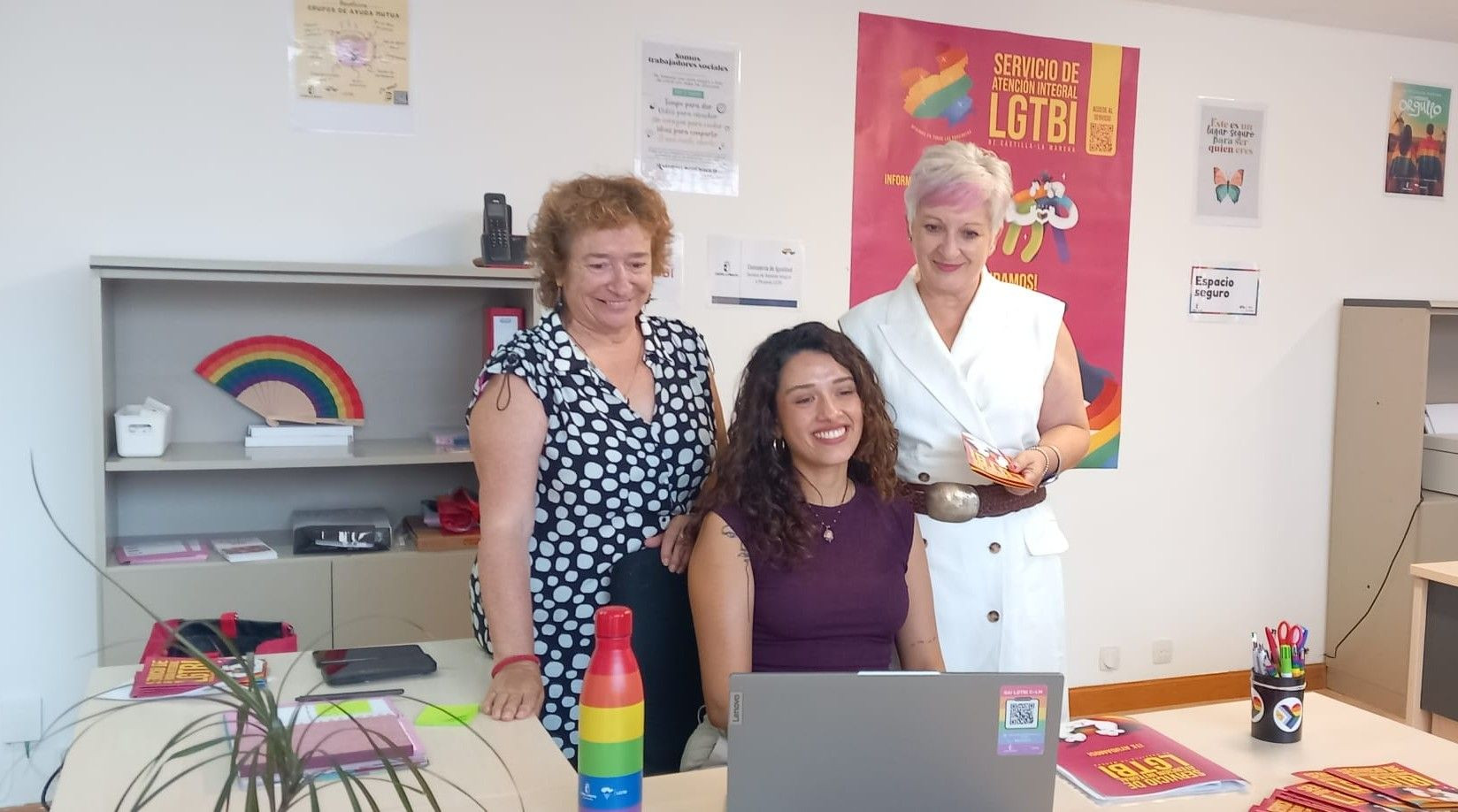 Rosa María García y Laura Gil, durante la inauguración del centro.