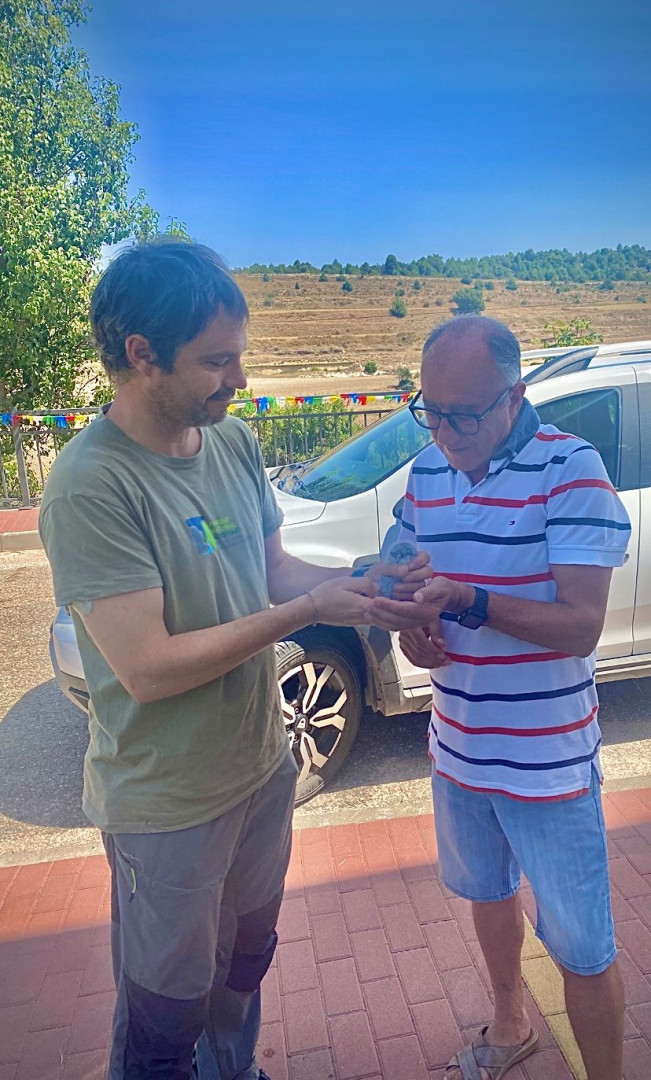 Momento de la entregra del ejemplar//Imagen: Asociación 'Las Fuentecillas'.