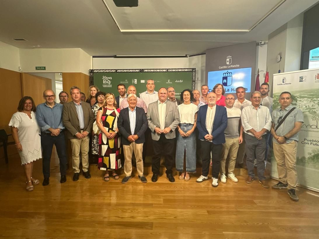 El consejero de Agricultura y los representantes de los GDR durante la presentación del proyecto//Imagen: JCCM.