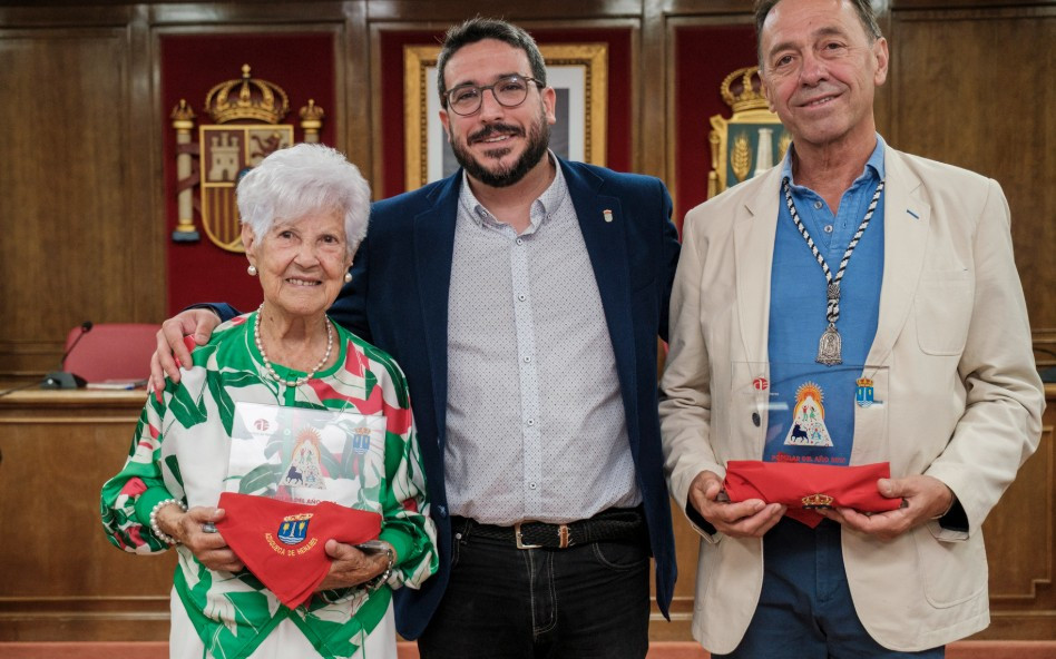 El alcalde, con el tesorero de la Hermandad y Luc&iacute;a Garc&iacute;a Sainz. Fotograf&iacute;a: Ayuntamiento de Azuqueca