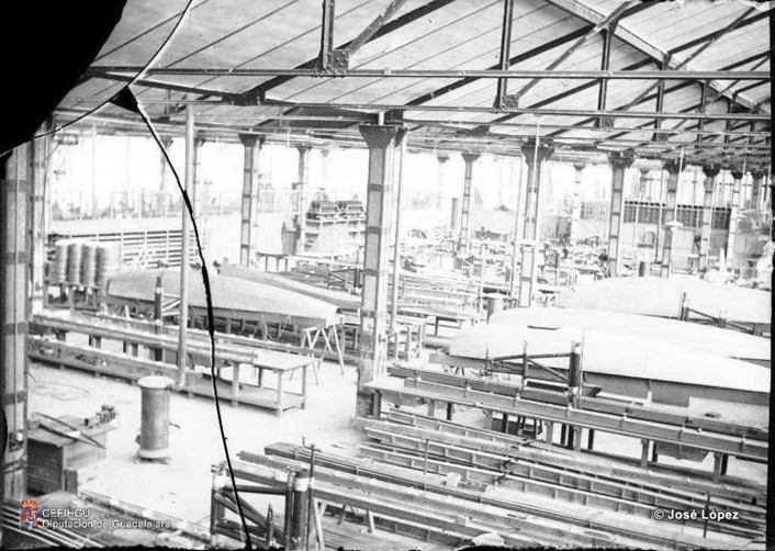 La Hispano, de Guadalajara. Taller de montaje, fuselajes del avión Hispano- Nieuport 52 sobre los bancos de trabajo. Archivo fotográfico José López. Reg. JL-NC 1289.Cefihgu. Guadalajara.