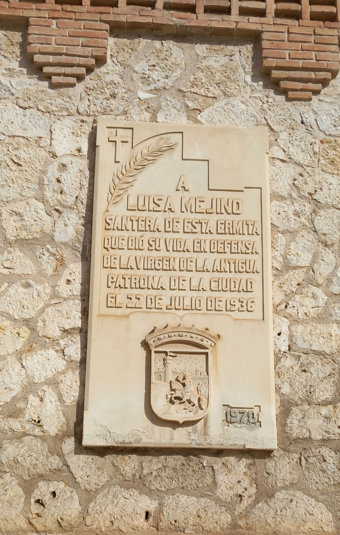 Placa en su honor situada en la fachada del Santuario de la Virgen de la Antigua.