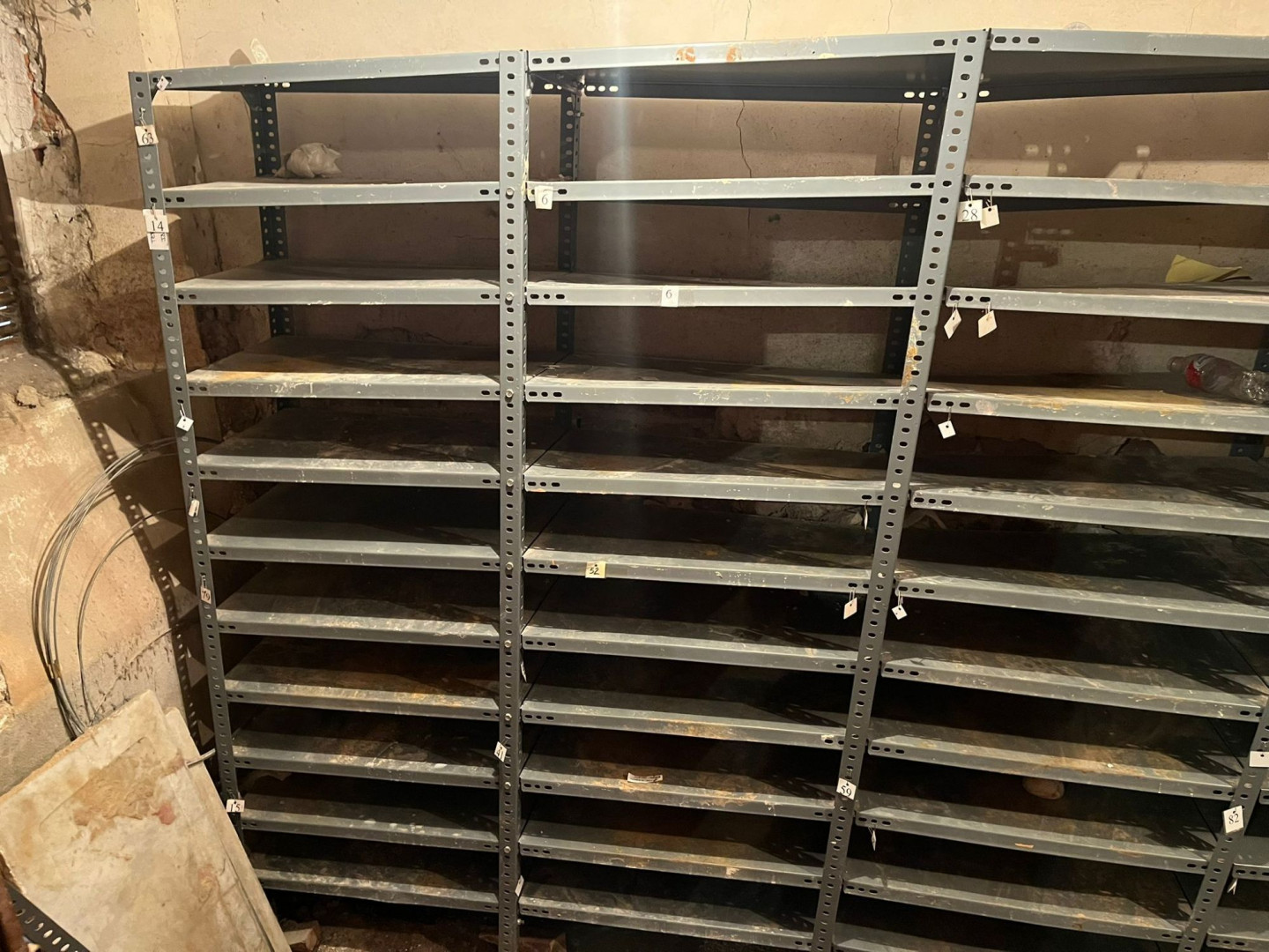 Estanterías de las clases de Cerámica de la Cotilla. 