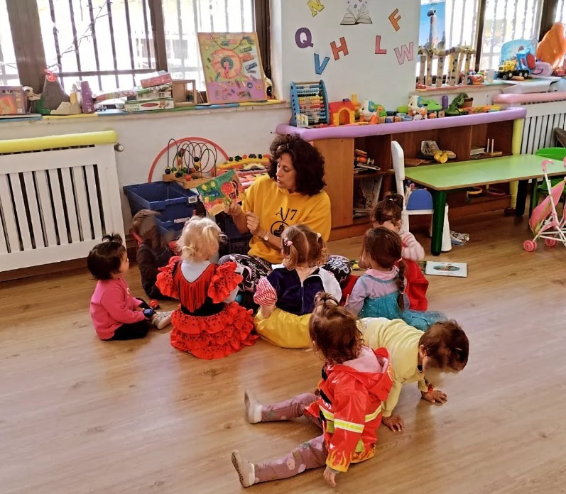 Ana Eugenia Gómez, en una actividad de comprensión lectora en la Ludoteca//Imagen: Asociación Incluxiva.