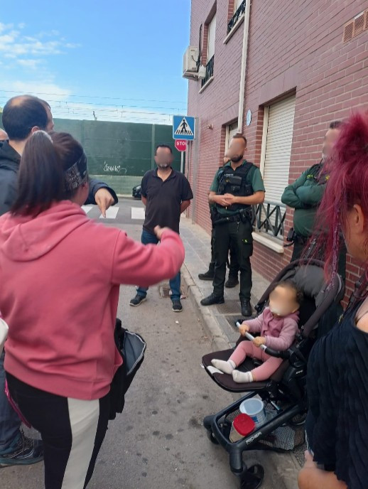 La joven y su bebé, durante el desalojo de ayer.