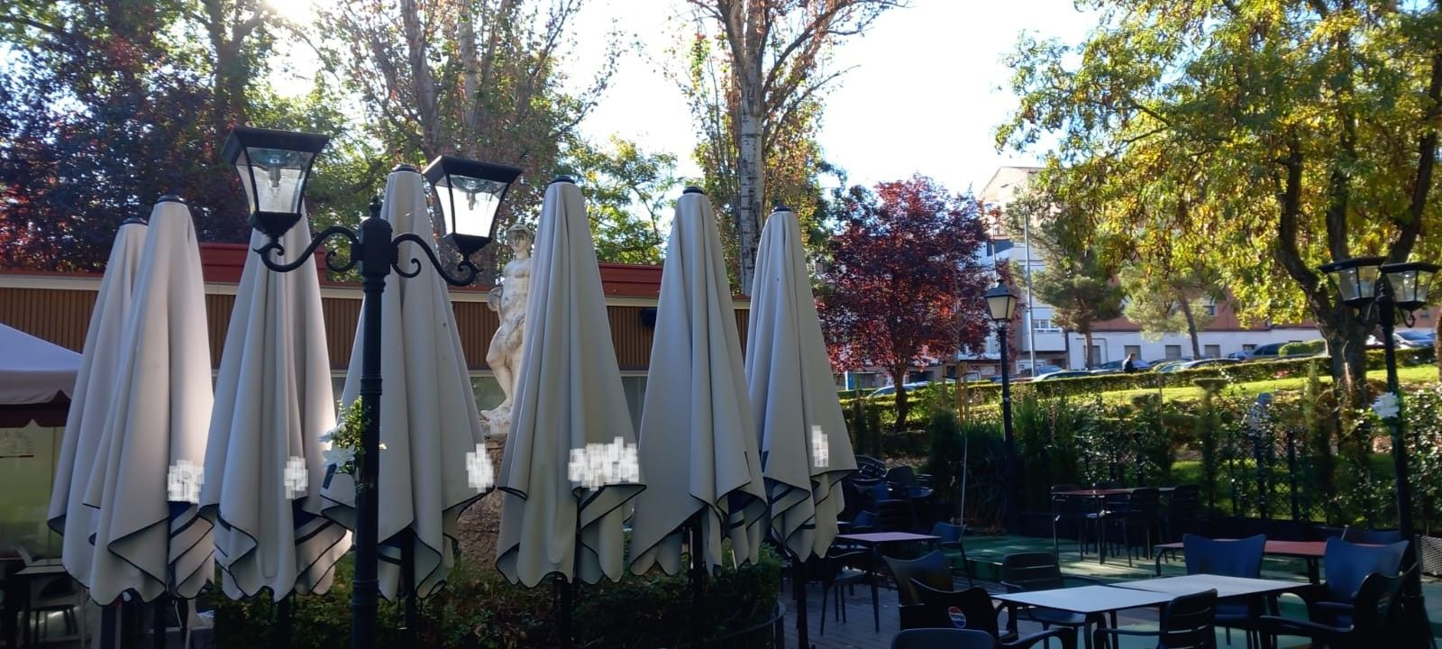 La Mariblanca, camuflada tras las sombrillas de un establecimiento de restauración, en la Concordia//Imagen: El Decano de Guadalajara.