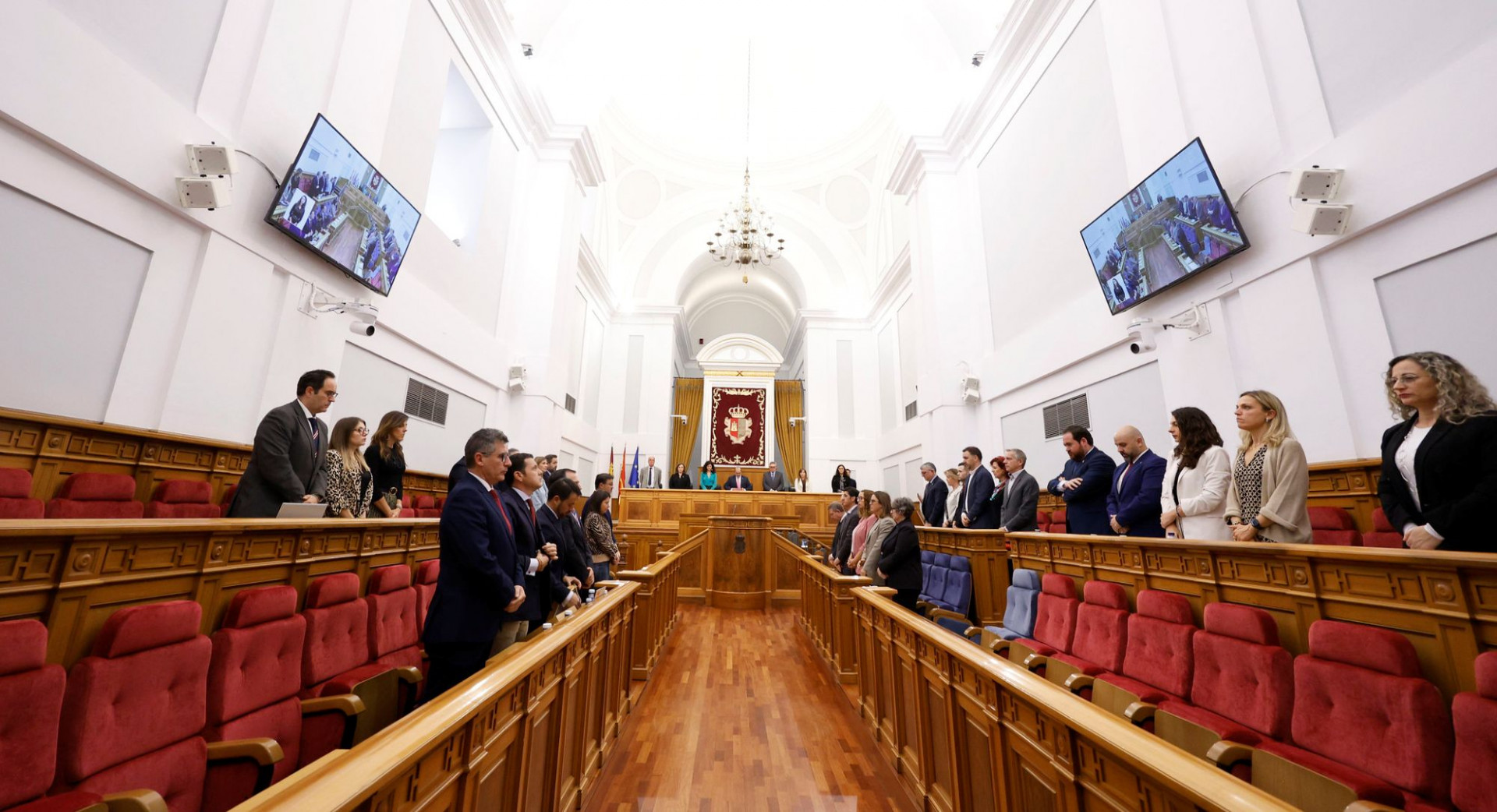 El Pleno guardó un minuto de silencio por las víctimas de la DANA//Imagen: Cortes de Castilla-La Mancha.
