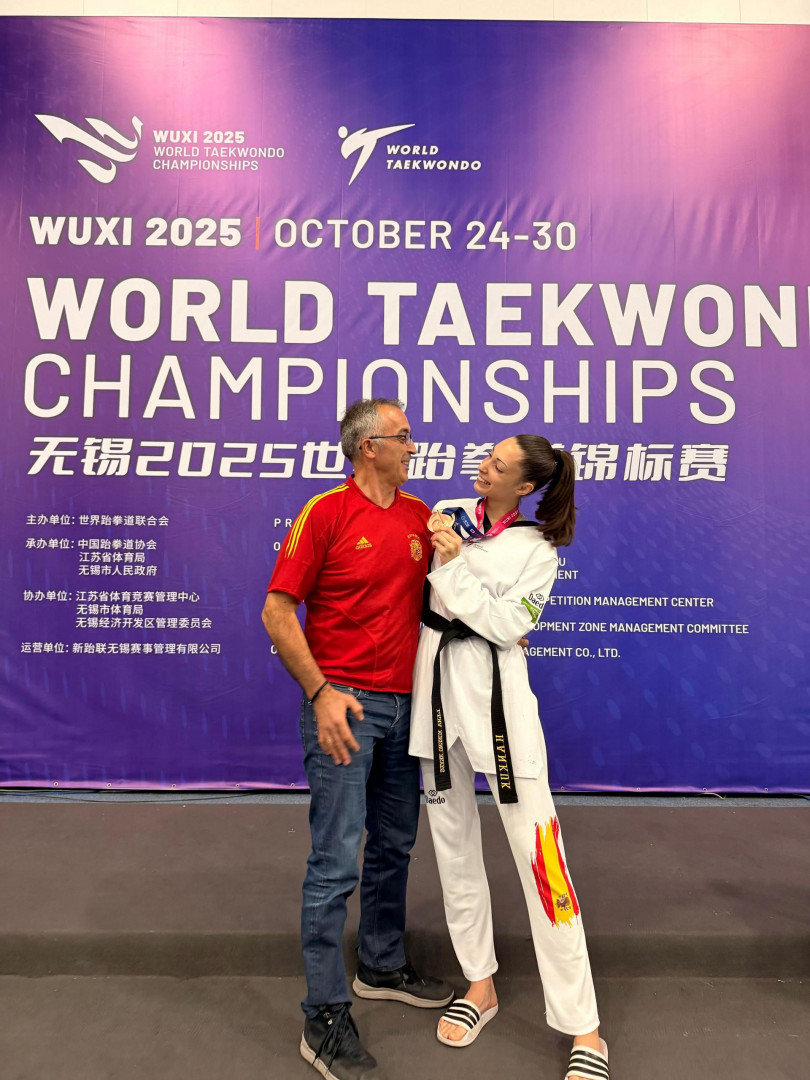 Lena y su padre y manager Paco Moreno, exultantes tras el éxito//Imagen: Cedida por Paco Moreno.