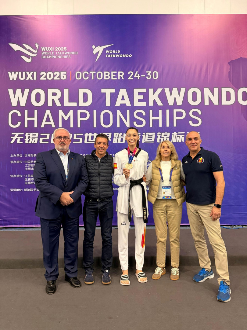 De izquierda a derecha: Jesús Castellano, presidente de la RFE Taekwondo; Santiago Moroño, presidente de la Federación Madrileña; Lena; Elena Benitez, directora técnica de la Selección Española de Taekwondo y Jesús Ramal, director técnico del Club Hankuk y entrenador de Lena//Imagen: Cedida por Paco Moreno.