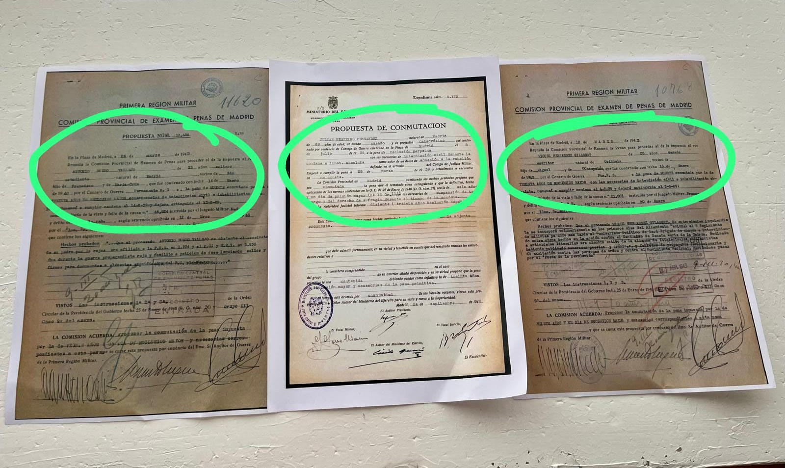 FOTO 1: Documentos donde se conmutan las peñas a Bueto Vallejo, Julián Besteiro y Miguel Hernández y que junto a muchos sobre penas simarisimas durante la Guerra Cuvil más se encuentran en el AGMG