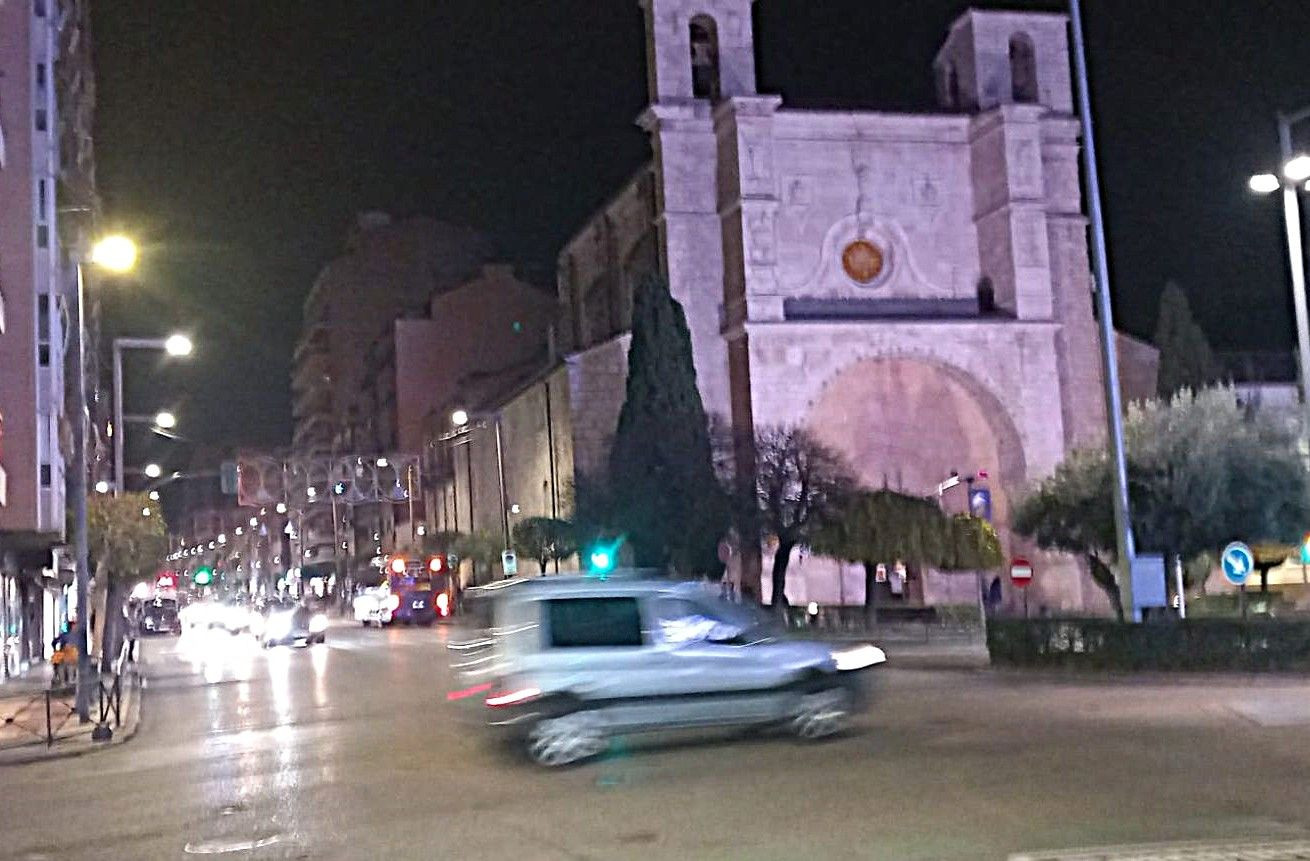 La calle Virgen del Amparo, a las siete de la tarde del domingo, sin iluminar.