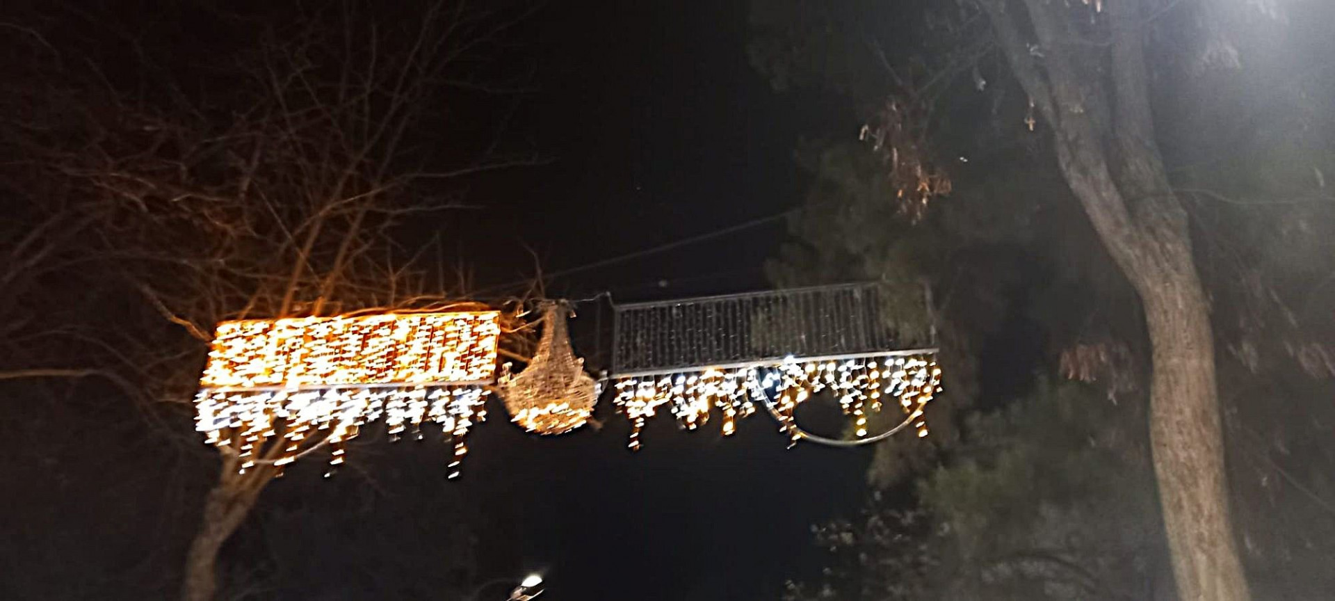 Algunas guirnaldas ya no lucen completamente a tres días del encendido.