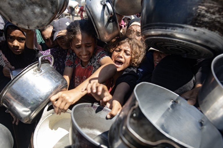 Palestinos hambrientos esperan su suministro de comida en Khan Yunis, Franja de Gaza Sur, el 23 de agosto de 2025.Fuente: EFE/EPA/HAITHAM IMAD