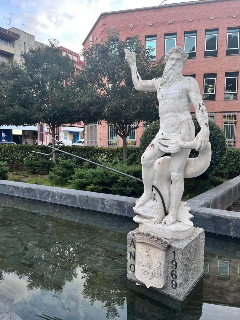 El tridente, de hierro forjado, completamente doblado por los v&aacute;ndalos.