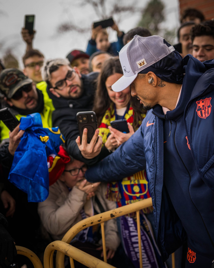 Raphinha, saludando a los aficionados congregados a las puertas del hotel//Imahen: FC Barcelona X.