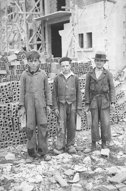 Galicia, 1947. Ni&ntilde;os alba&ntilde;iles. Fuente: colecci&oacute;n de fotograf&iacute;as de Jos&eacute; Luis Vega. Archivo Hist&oacute;rico Provincial de Lugo.