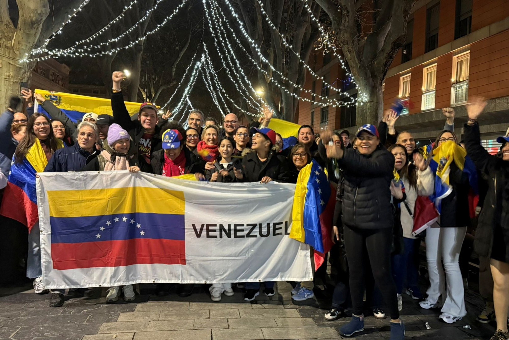 Un grupo de venezolanos sali&oacute; a las calles a festejar el fin de Maduro//Imagen: Ana Guarinos X.