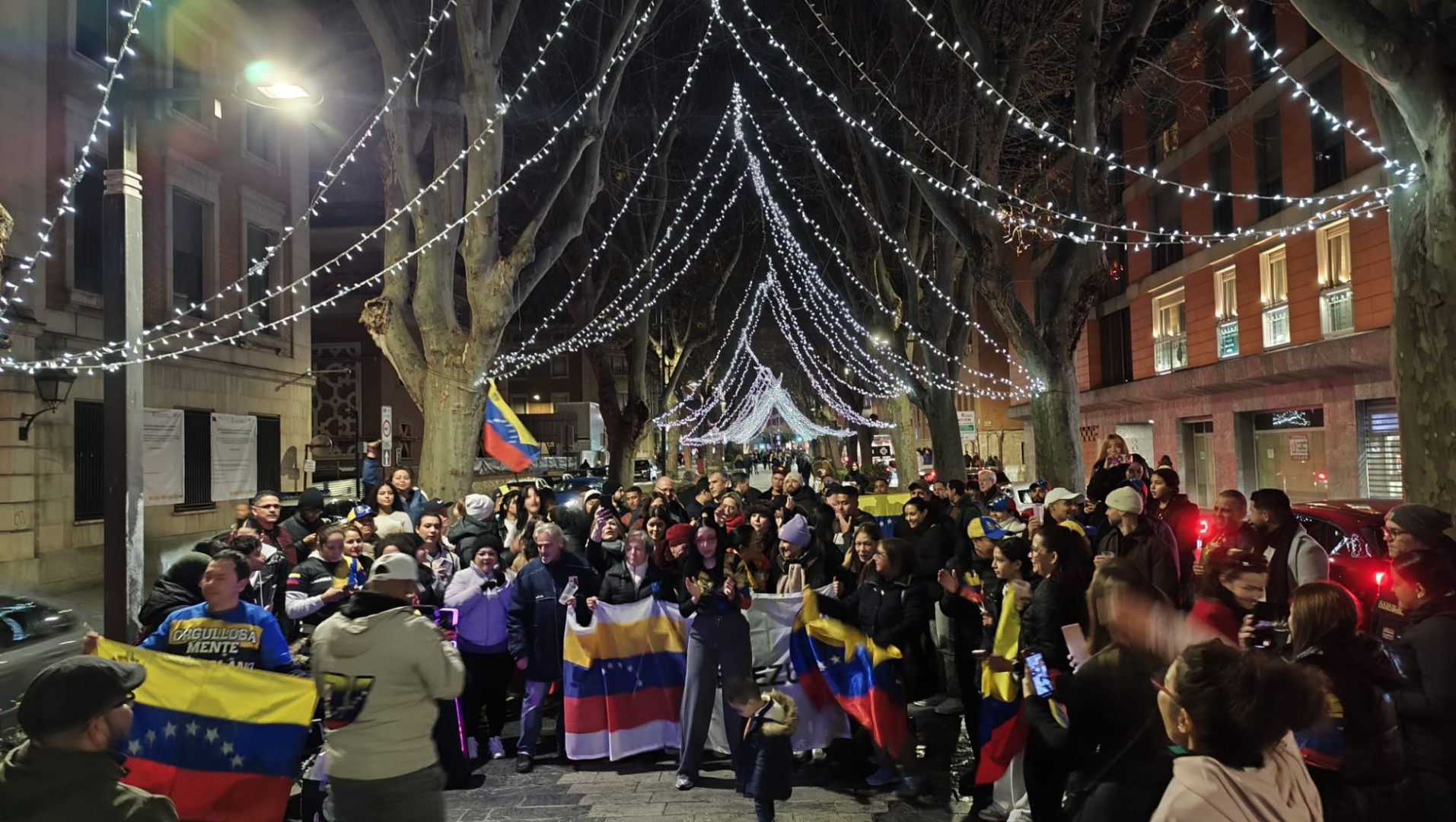 La comunidad venezolana en Guadalajara sali&oacute; a festejar la captura de Maduro//Imagen: Asociaci&oacute;n de Venezolanos en Guadalajara.
