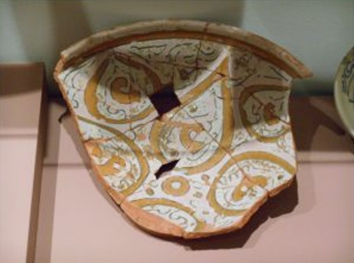 Cer&aacute;mica. &Eacute;poca isl&aacute;mica (s. X). Procedencia: t&uacute;nel de Aguas Vivas, Guadalajara (Guadalajara). Fuente fotografia: blogsUA