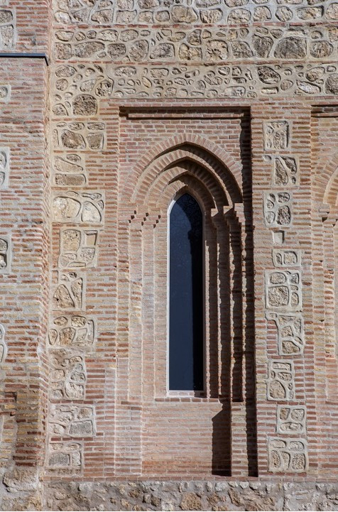  Ventana exterior del &aacute;bside de la iglesia mud&eacute;jar de San Sim&oacute;n de Brihuega. Procedencia foto: Ayuntamiento de Brihuega