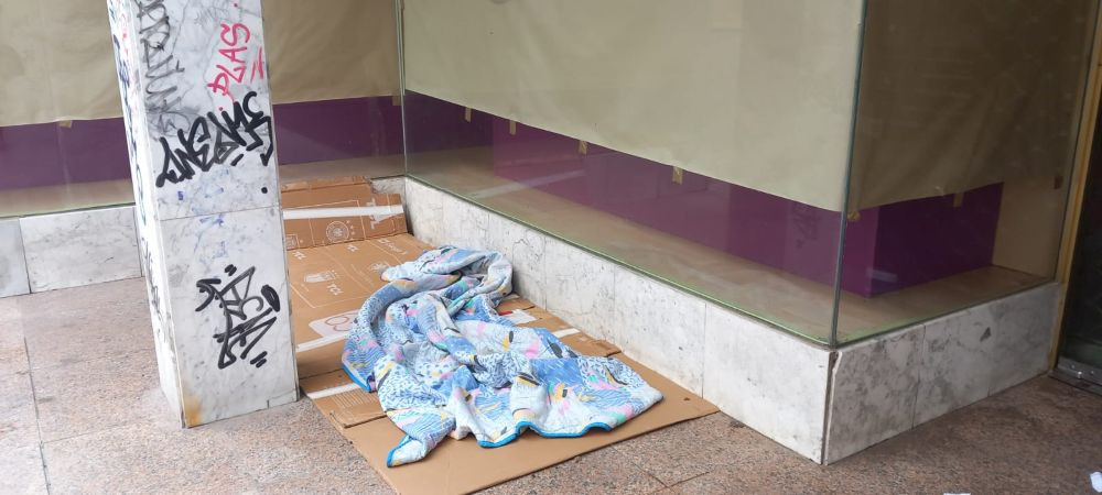 Imagen tomada hace escasas semanas en una c&eacute;ntrica calle de la capital. All&iacute; 'pernocta' una persona sin hogar desde hace meses//Imagen: El Decano de Guadalajara.