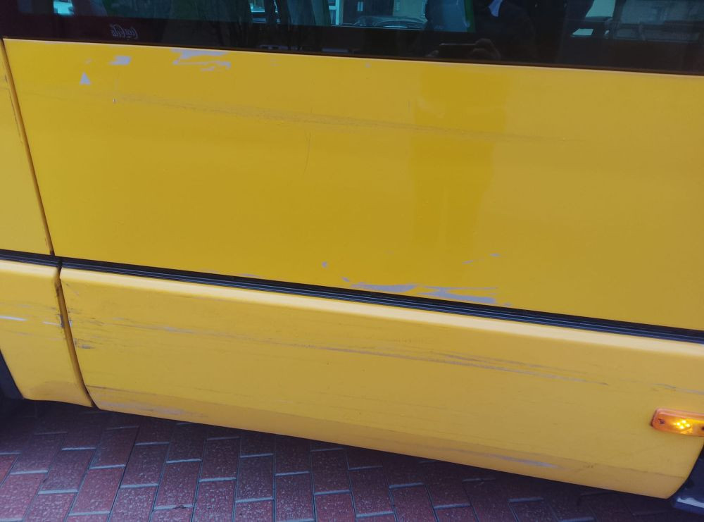 Los veh&iacute;culos presentan numerosos desperfectos en su exterior.