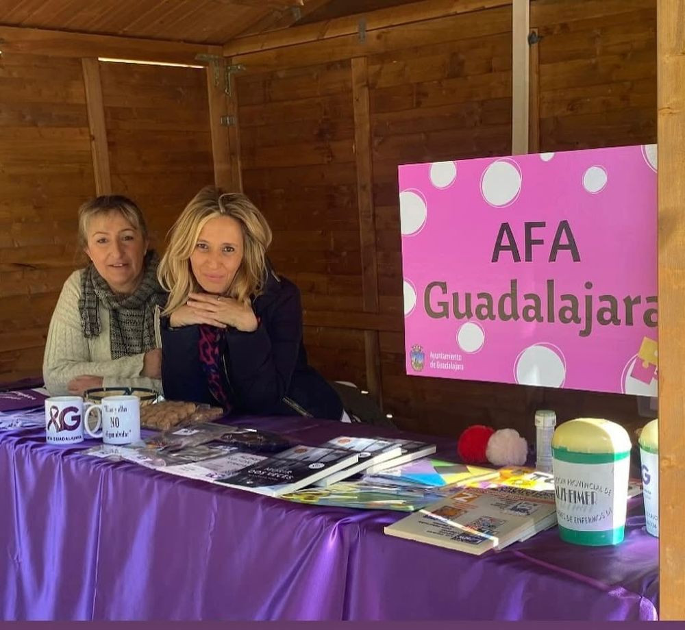 Montse Garrido (dcha) junto a una socia en un acto solidario//Imagen: Afagu. 