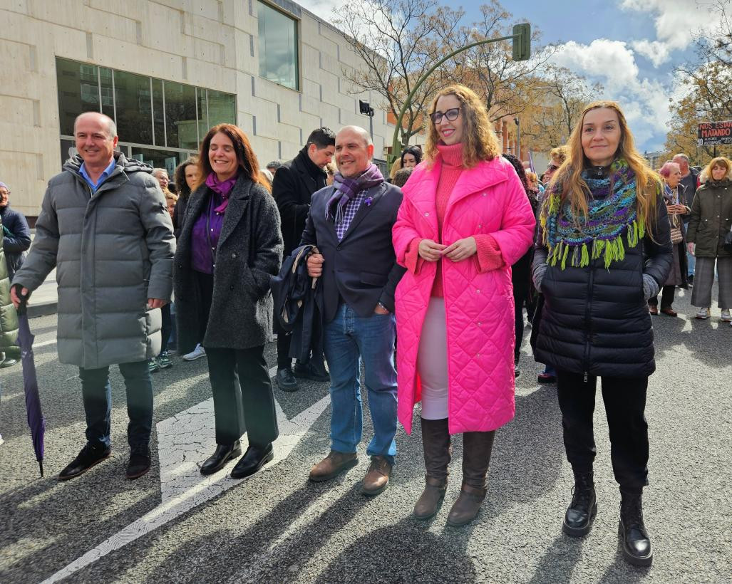 La consejera de Igualdad y representantes del gobierno regional, nacional, provincial y local del PSOE participaron en la manifestaci&oacute;n//Imagen: JCCM.