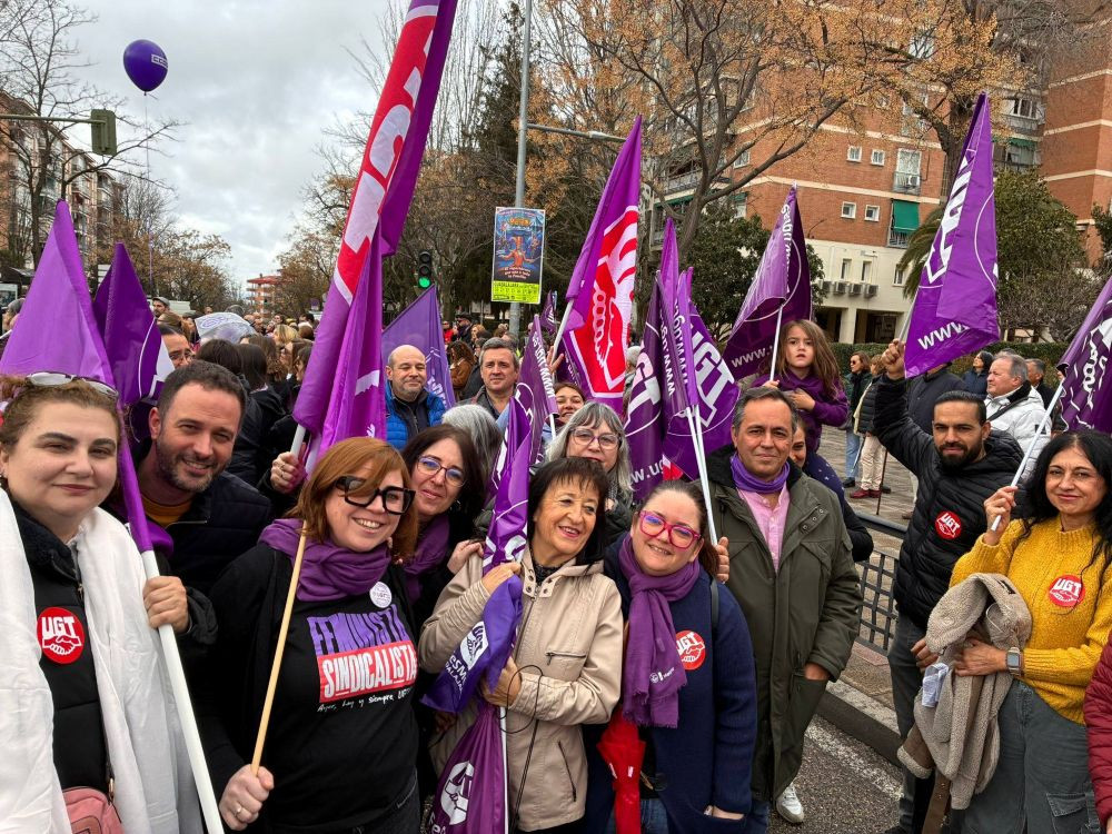 Miembros de FeSMC UGT CLM, durante la manifestaci&oacute;n//Imagen: FeSMC UGT CLM.