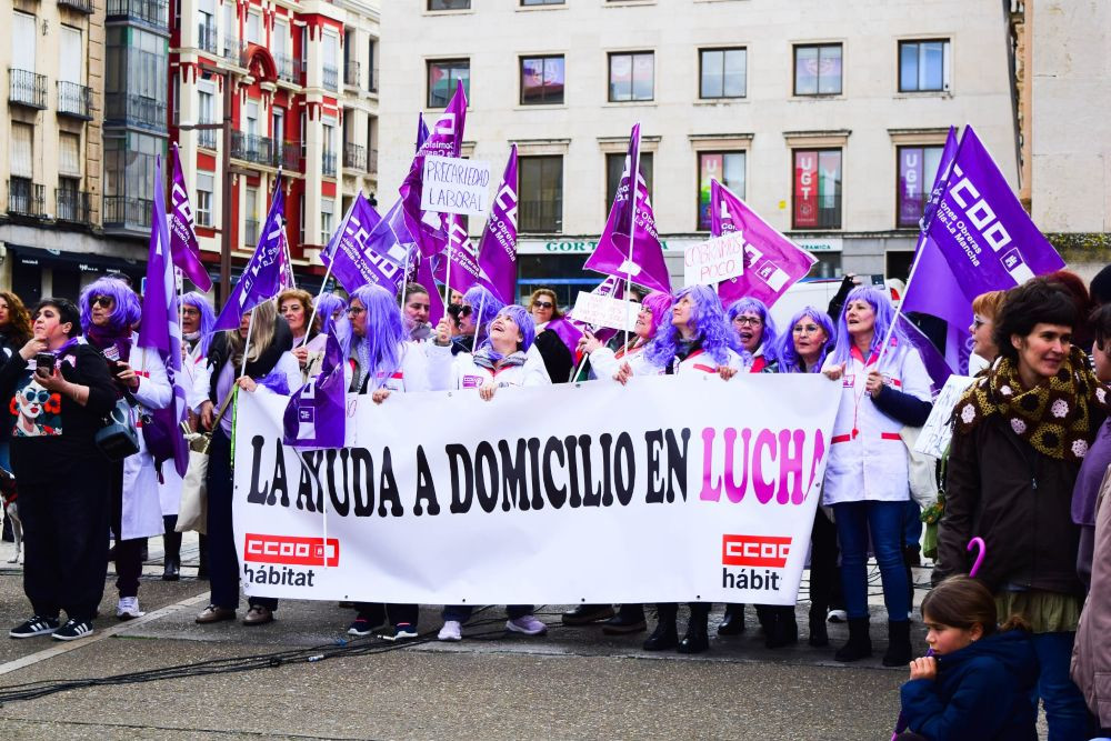 Las trabajadoras de Ayuda a Domiclio de Guadalajara participaron con su propia pancarta//Imagen: CCOO del H&aacute;bitat Guadalajara.